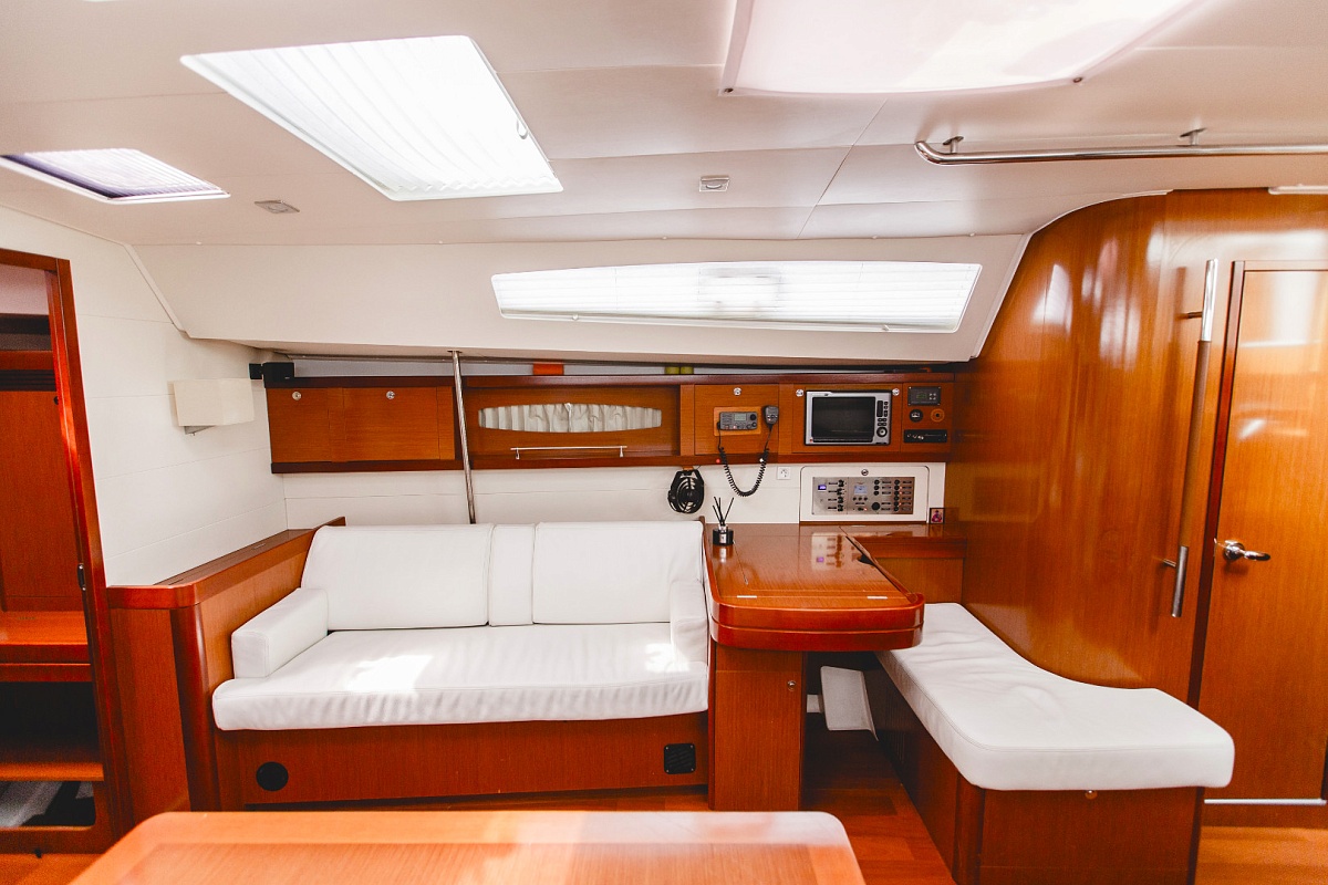 Аренда парусной яхты BENETEAU OCEANIS 50 в Сочи - диван